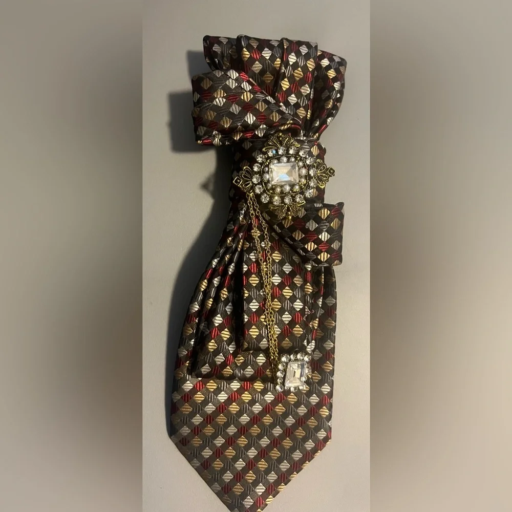 NWOT Elegant Black and Red Patterned Tie with Jewel Brooch